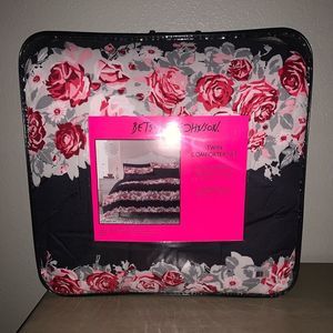 Brand New Black Rose Betsey Johnson Comforter Set